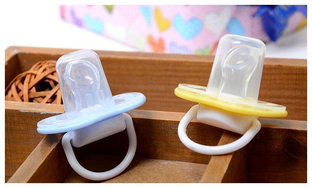 2岁儿子总撅“金鱼嘴”，妈妈还夸可爱，奶奶却抱起宝宝直奔医院