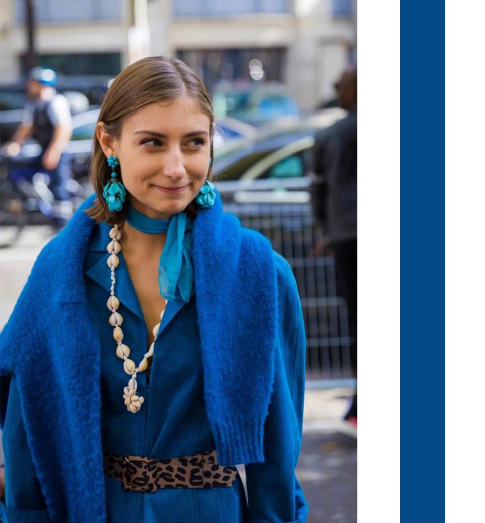 丝巾多种搭配让你变身时髦精,土气又廉价的丝巾穿搭技巧