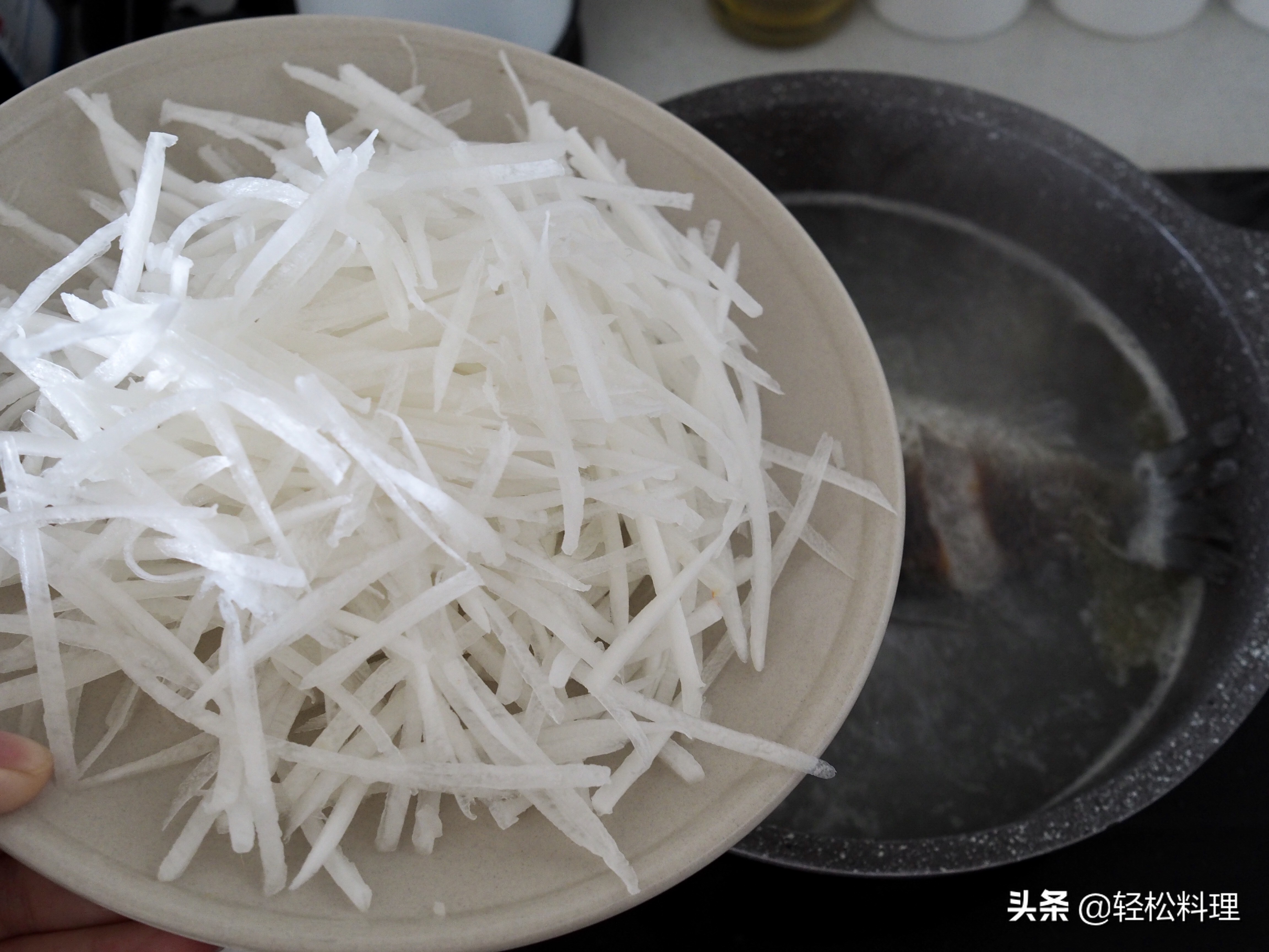 张文宏：鱼汤这样喝才营养！很多人都错了，教你快速熬鱼汤的窍门