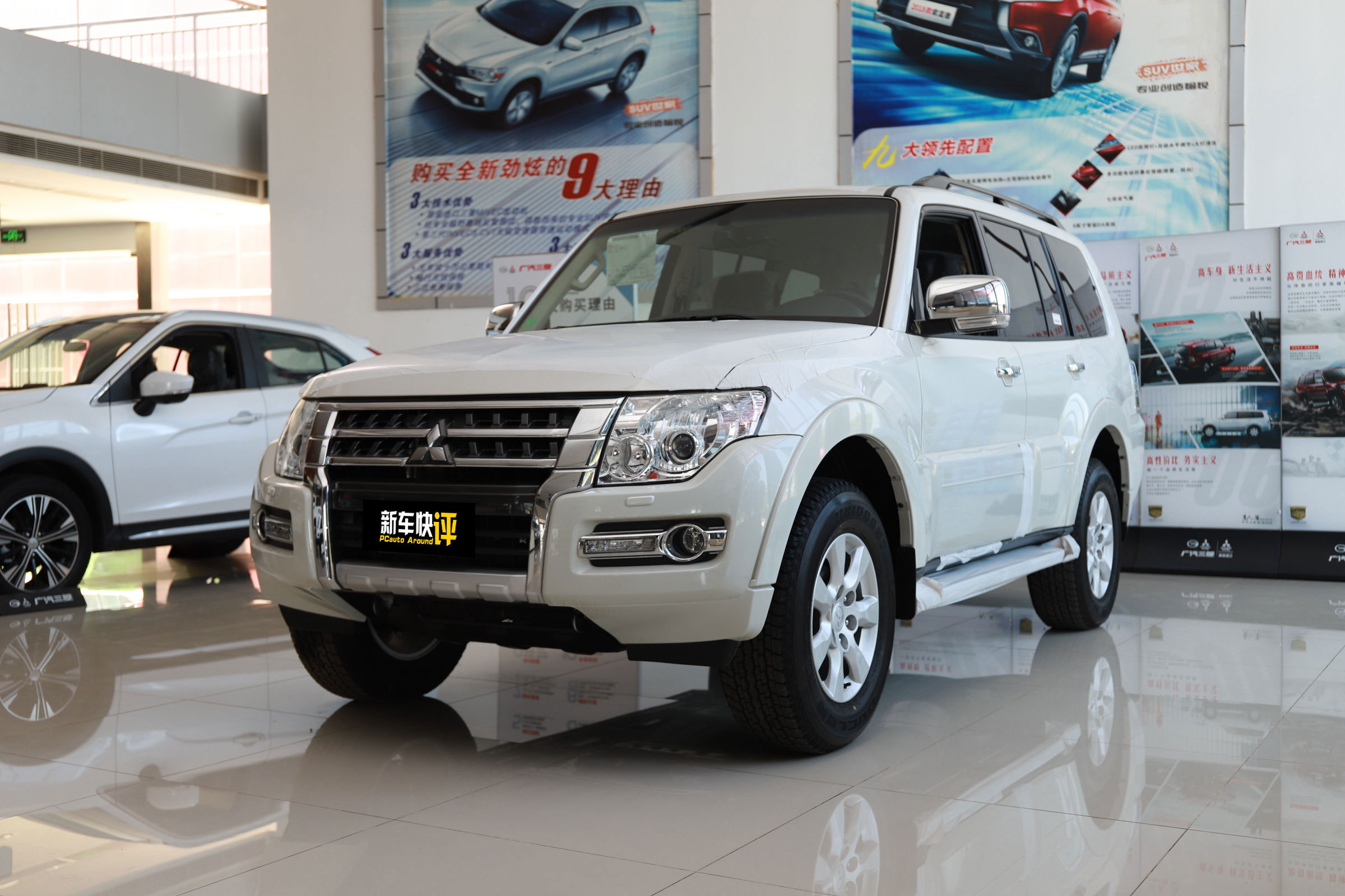 帕杰罗v77与lc100陆巡4500哪个好,2020款三菱进口帕杰罗越野视频