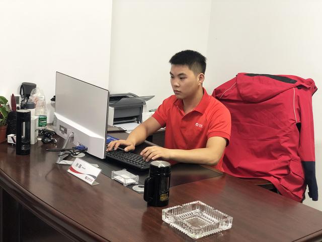 18岁男干快递累吗,18岁小伙一年挣100万