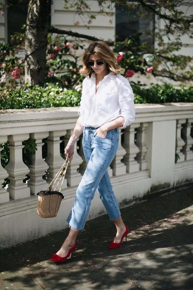 早春针织衫要这样穿真的很美,最近流行一种薄春衫衬肤白显年轻