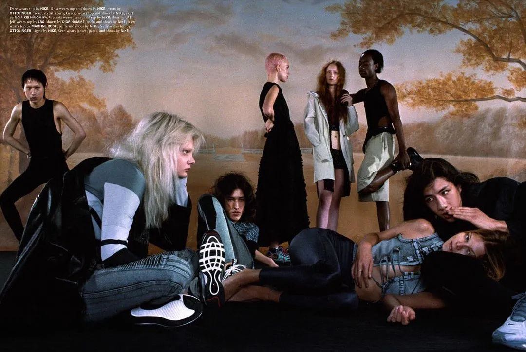 快成主流的“亚逼”，是一个___词？