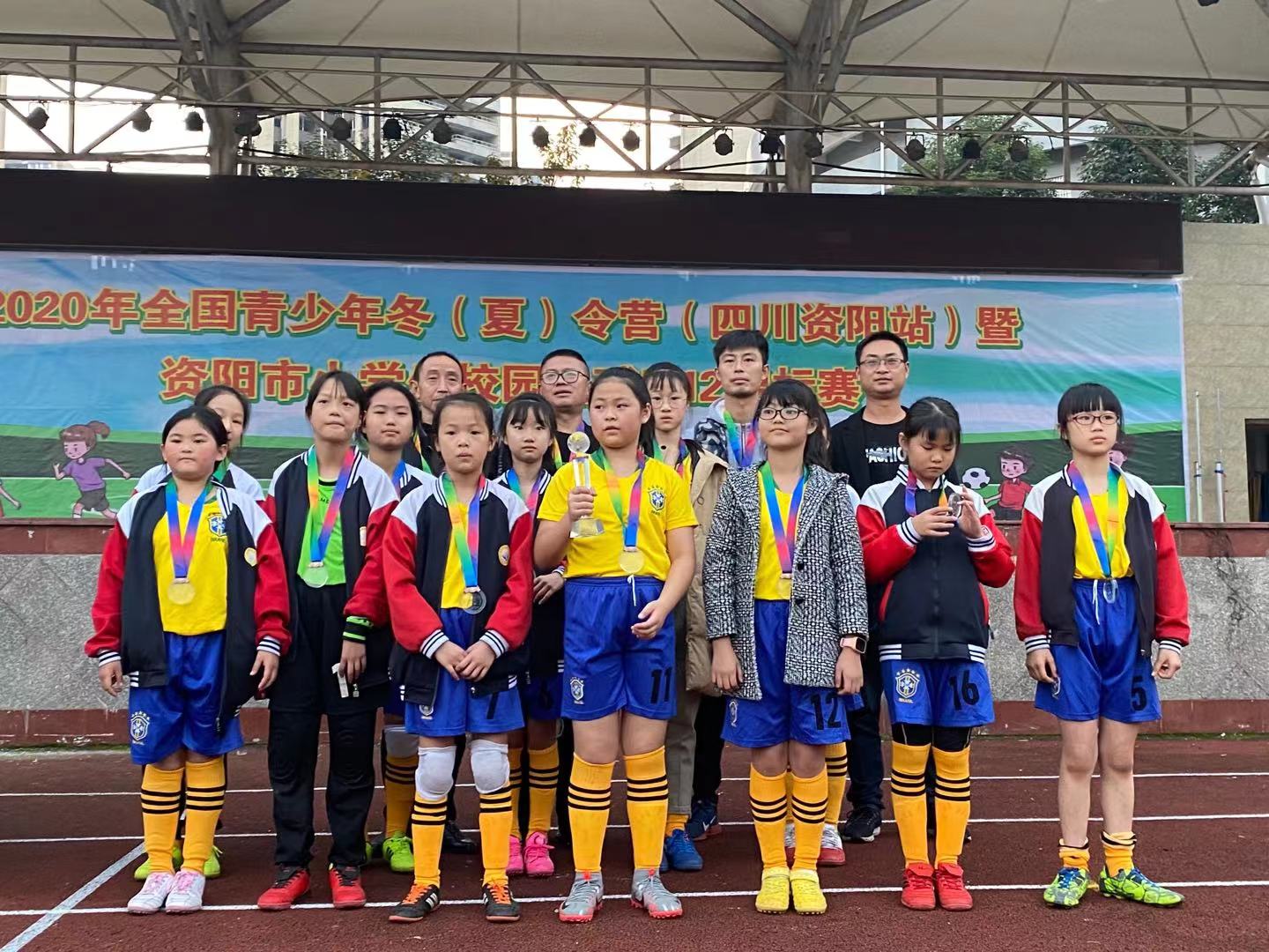 马拉多纳：那个让足球转动地球的人在天堂，看着地球上足球之炫舞