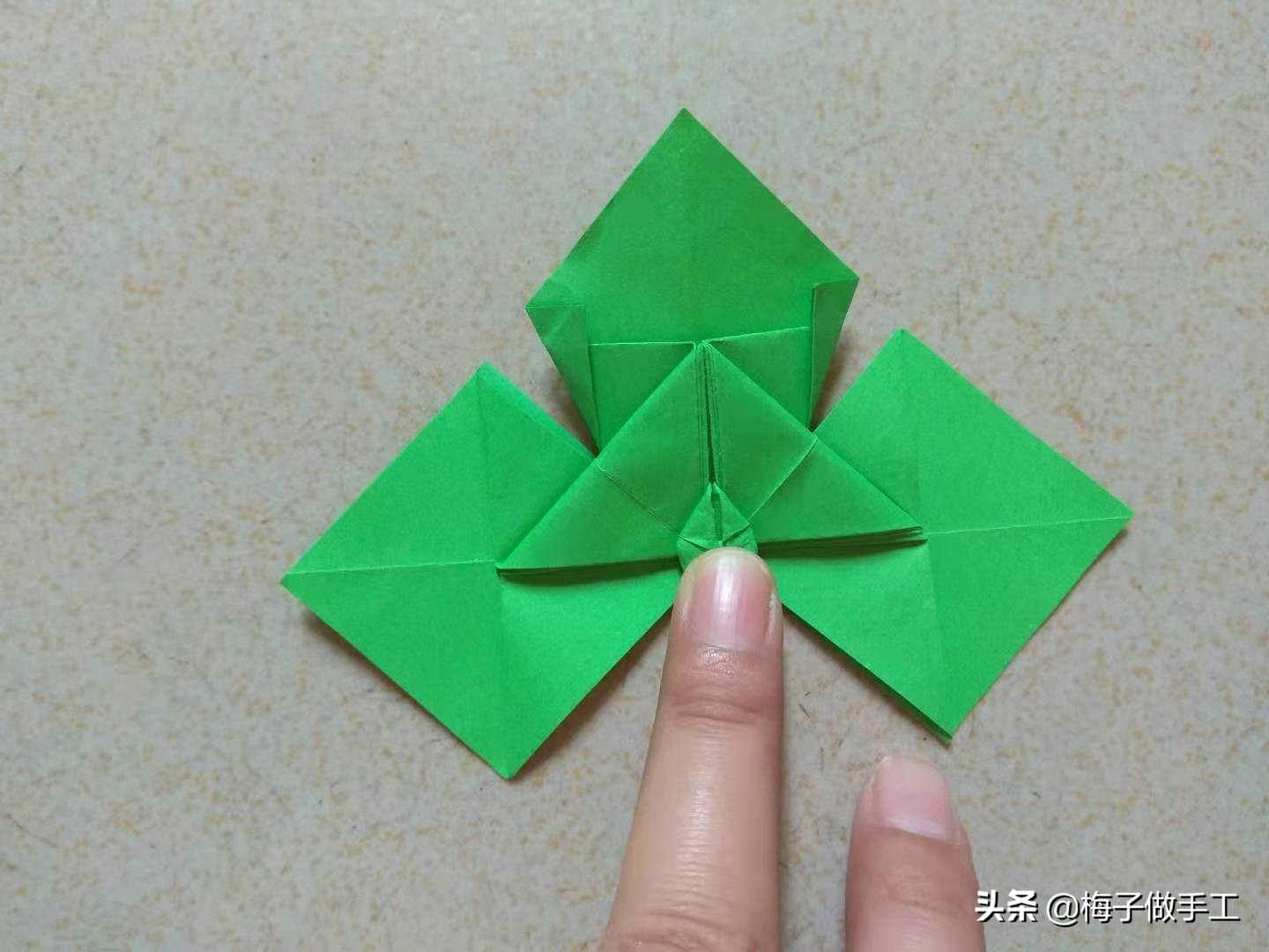 折纸玫瑰怎么折又简单又漂亮,海绵纸折玫瑰花的步骤图解