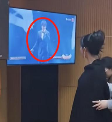 杨紫跟男明星出席活动,杨紫出席活动和男明星互动