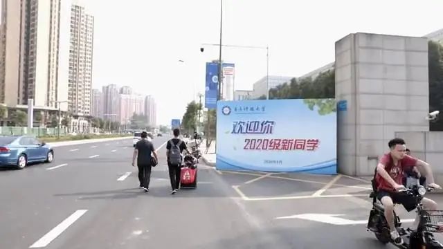 男生高考666分淡定,高考666分的蹭网男孩