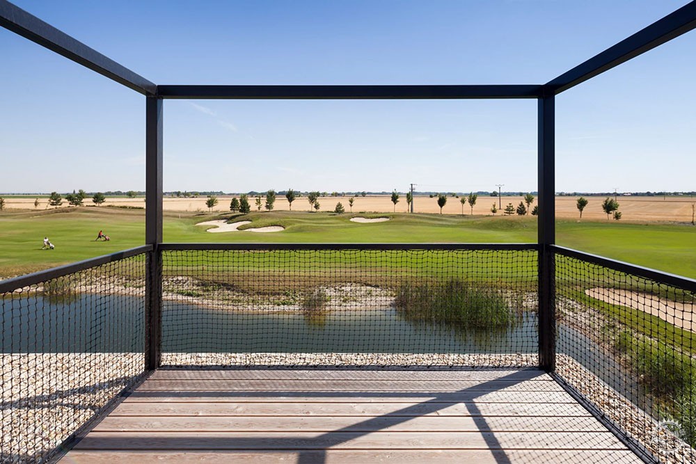 将“竖直”与“水平”完美组合的度假小屋