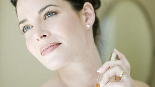 香水怎么用？可别以为喷就完事了！基础教程拿去