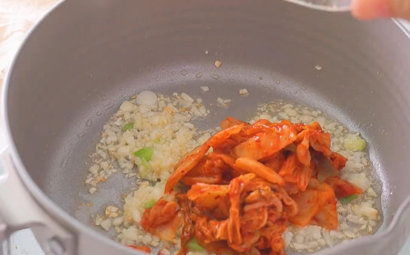 热腾腾的泡菜饺子锅吃起来超满足,必品阁韩国泡菜饺子的做法