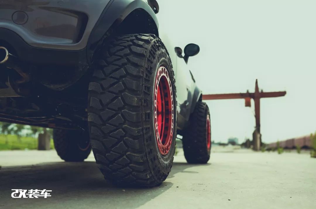 网友花费十几万，把MINI乡下人爆改成大脚怪