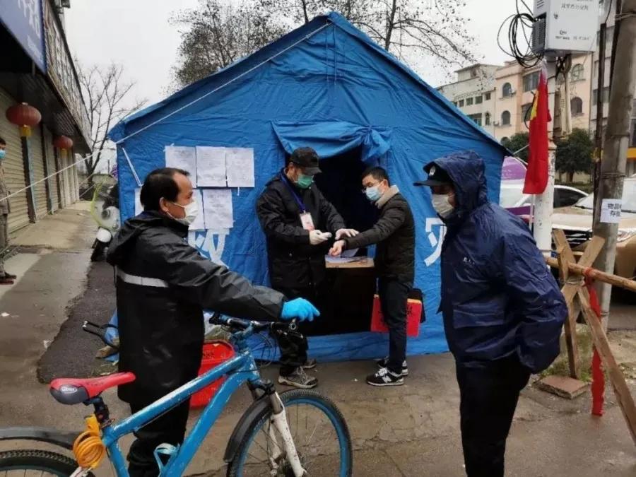 “我就是要出去！”看法官妙招说服各路“购物大妈”和“取货大叔”