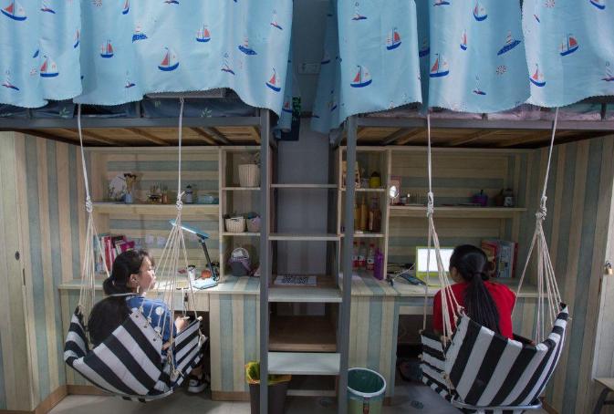 大学宿舍选下铺床位技巧,大学选上铺好还是选下铺好