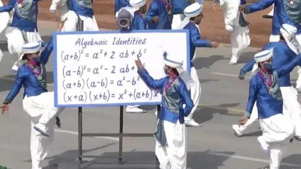 取消摩托车特技后，谁来解释印度阅兵式上的“演算数学题”表演