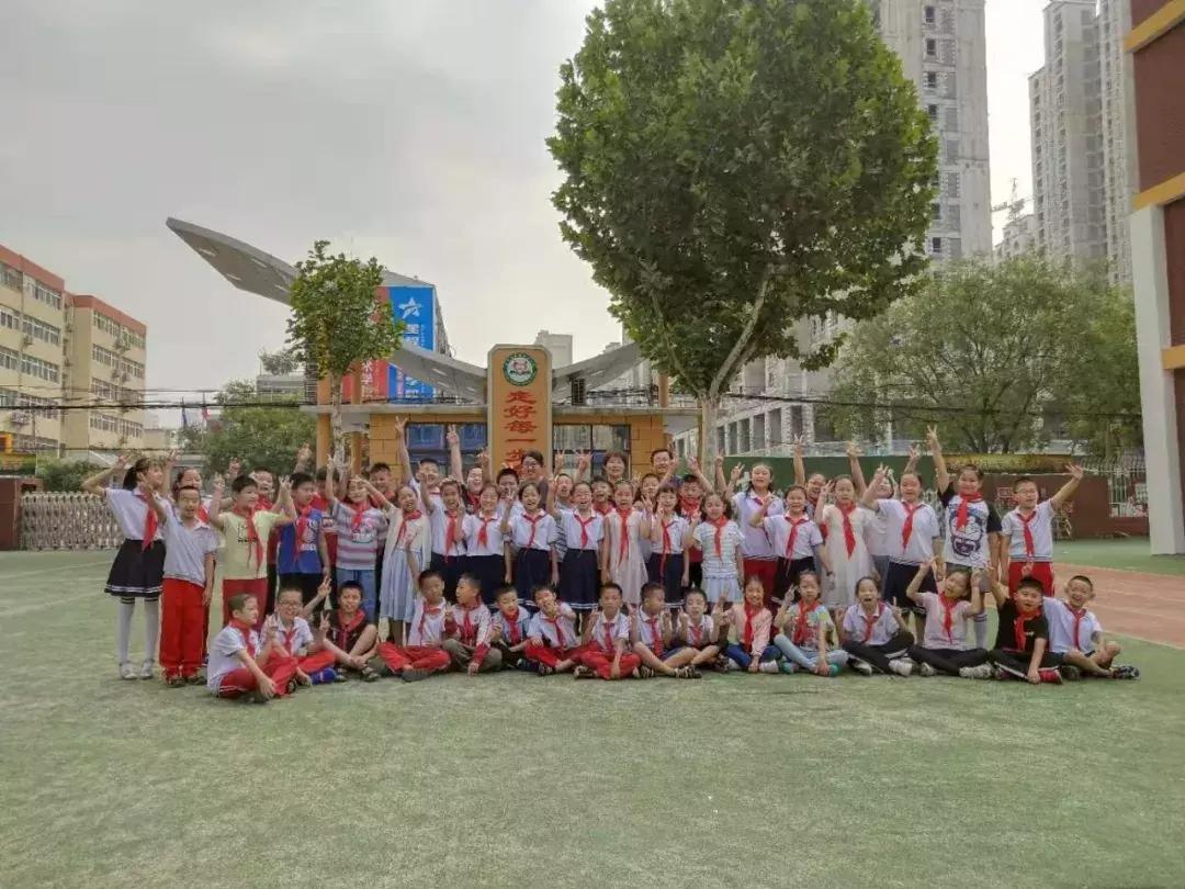 济南市莱芜区凤城中心小学小蚂蚁中队开展“感念师恩”教师节主题活动