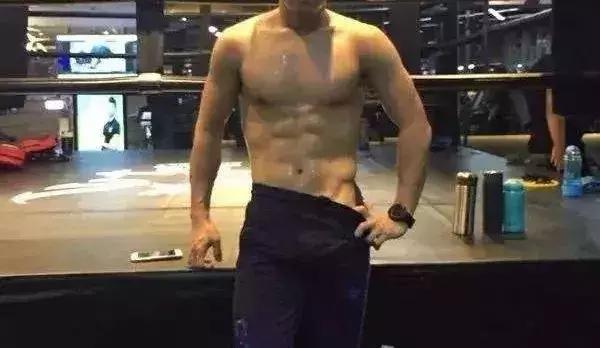 腹肌歪了练哪边,腹肌歪的还不整齐