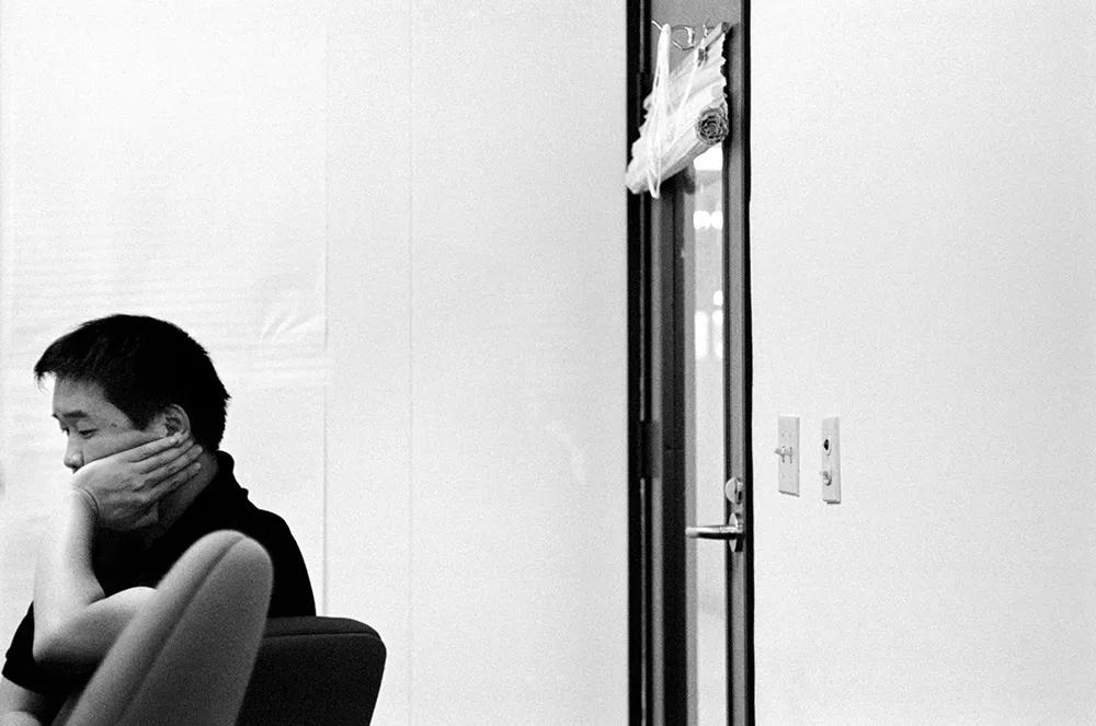 新书 | 首次曝光！“*底卧**”15年拍下250000张照片，他只选了这100张