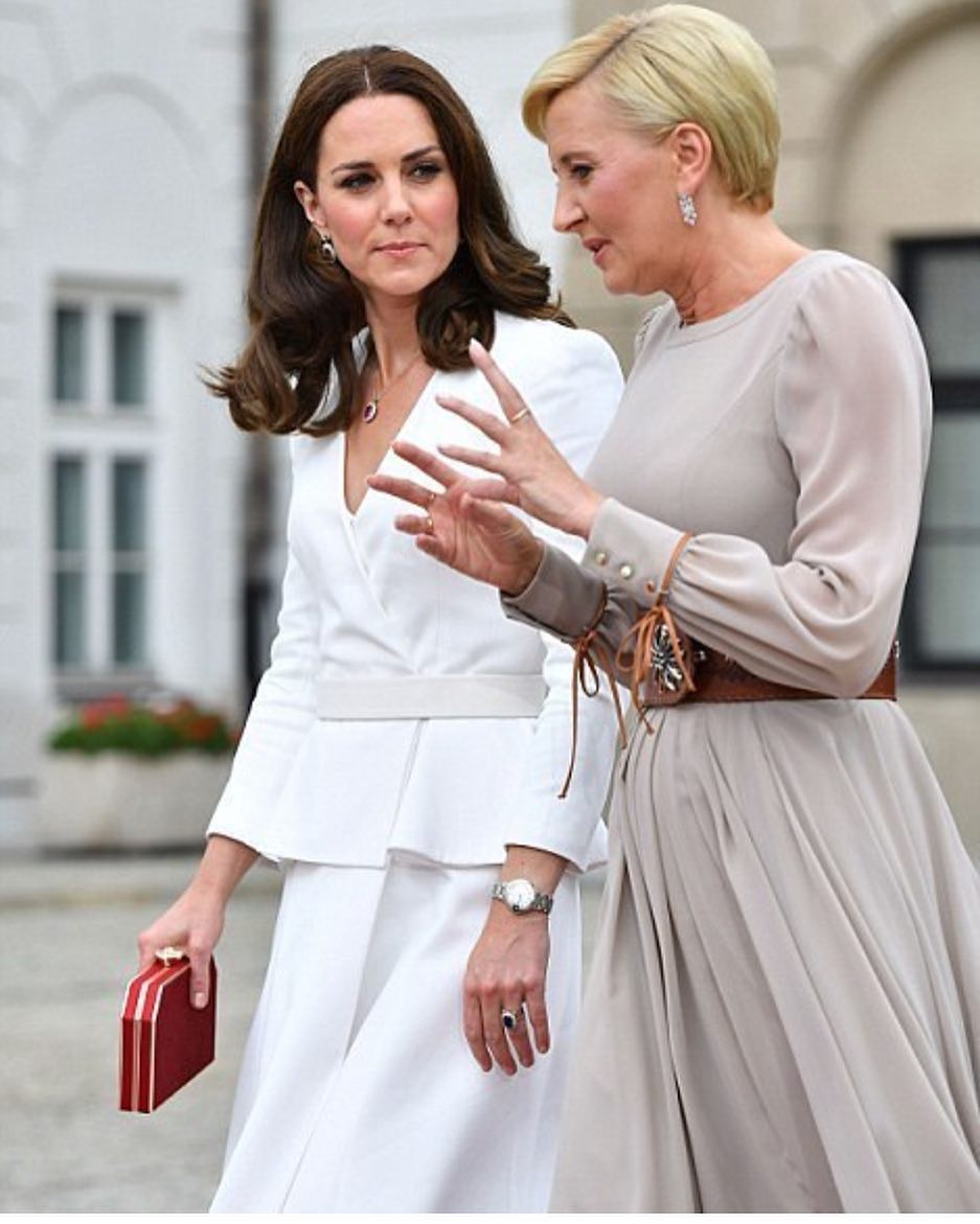 她打遍天下无敌手，红裙让丹麦王妃惨败，同框梅拉尼亚也是稳赢