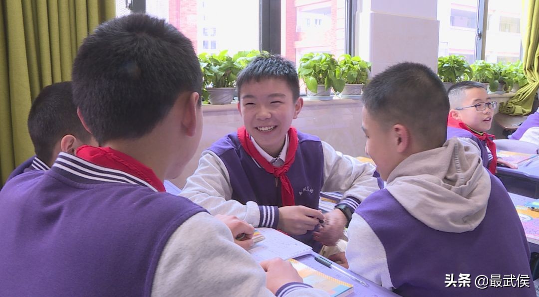 0.89秒复原魔方！12岁武侯娃亮相央视，挑战魔方速拧职业高手