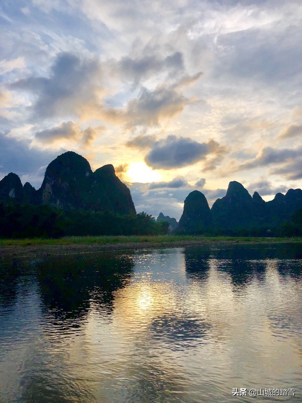 遇龙河乘竹筏漂流，打卡20元人民币取景地，漓江山水画卷尽收眼底