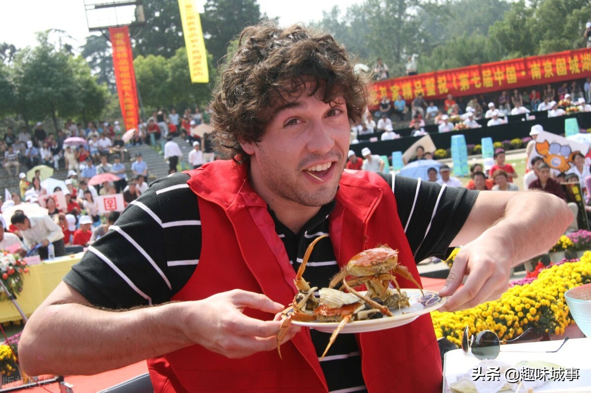 螃蟹煮熟的时候怎么处理比较干净,煮熟的螃蟹应该怎么处理才能吃