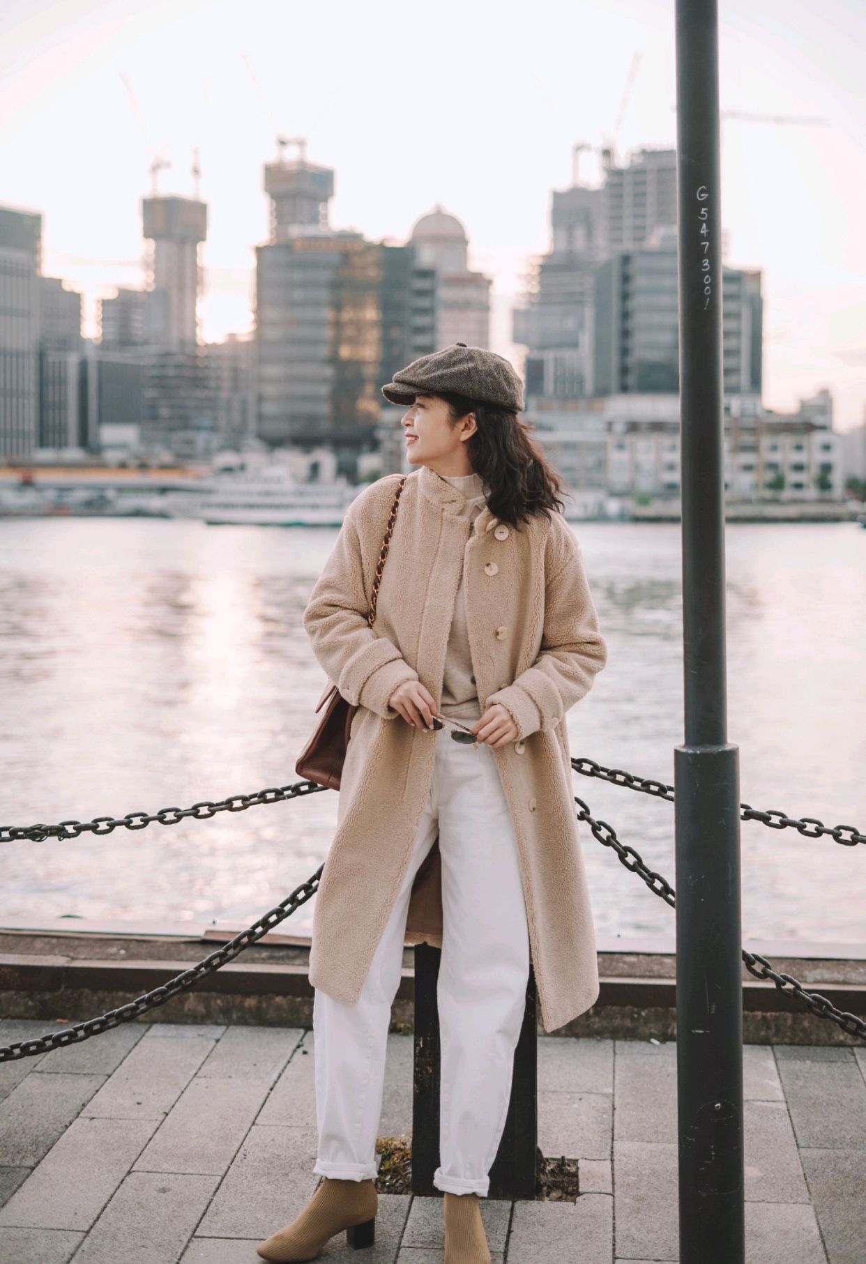 卡其色大衣毛茸茸怎么搭冬季,卡其色短裤呢子大衣穿搭高级感