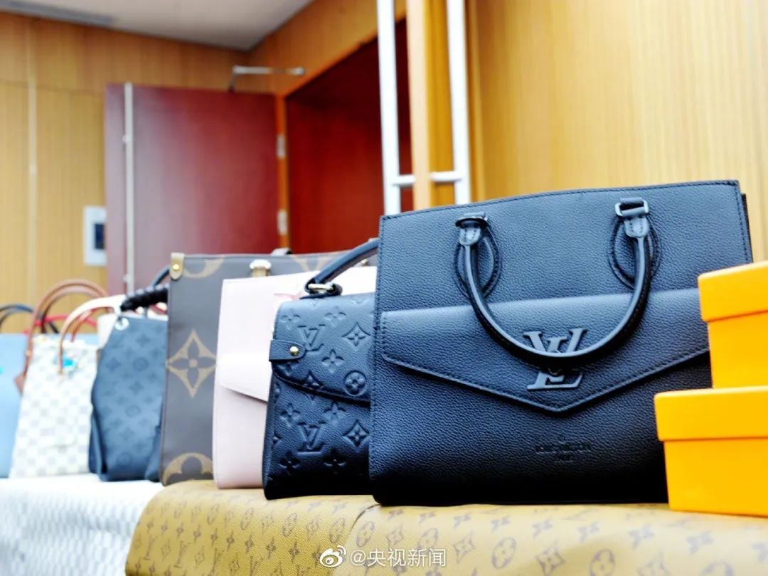 几十块钱的名牌包真的假的,花2万买的包居然是假的