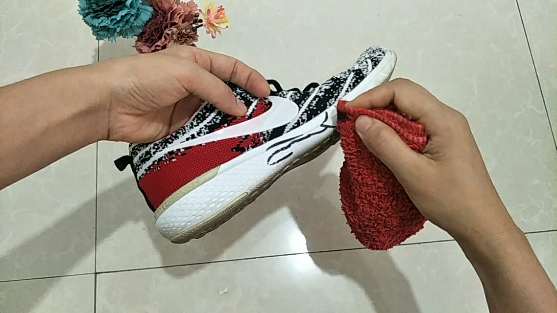 白色鞋脏了怎么清除？“它”是去污高手，一涂一擦立马恢复小白样