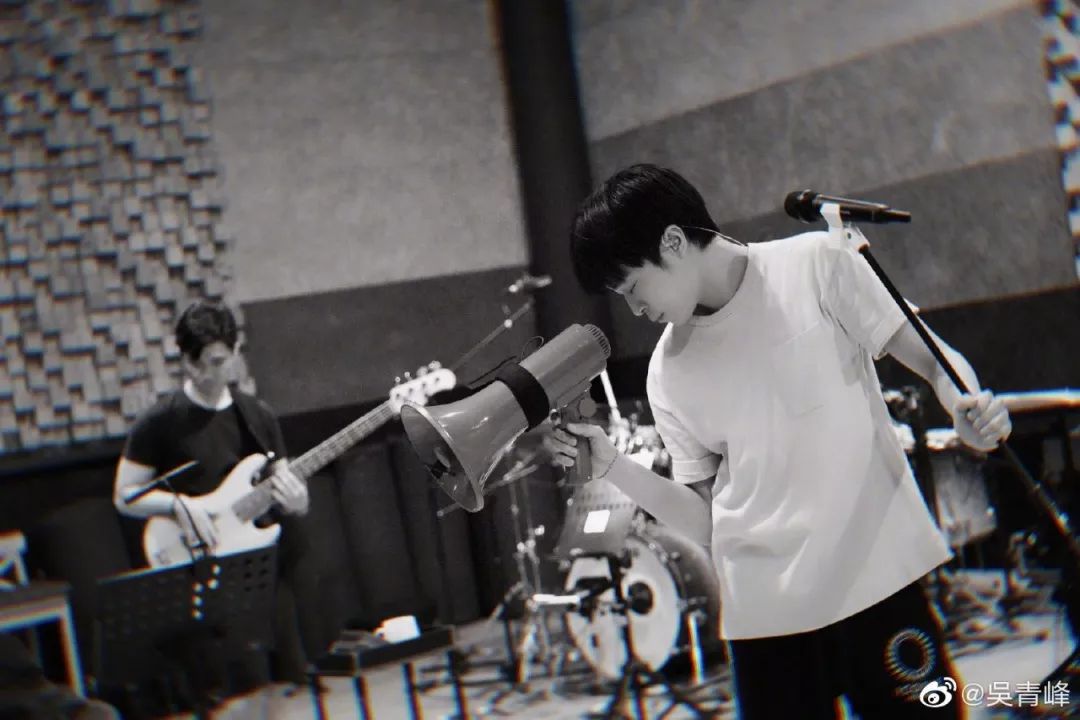 吴青峰帮唱抢了选手的风头,吴青峰走过的路