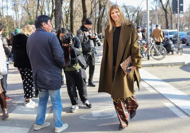 皮肤黑黄的女生穿什么颜色好看,颜值高的女人发色