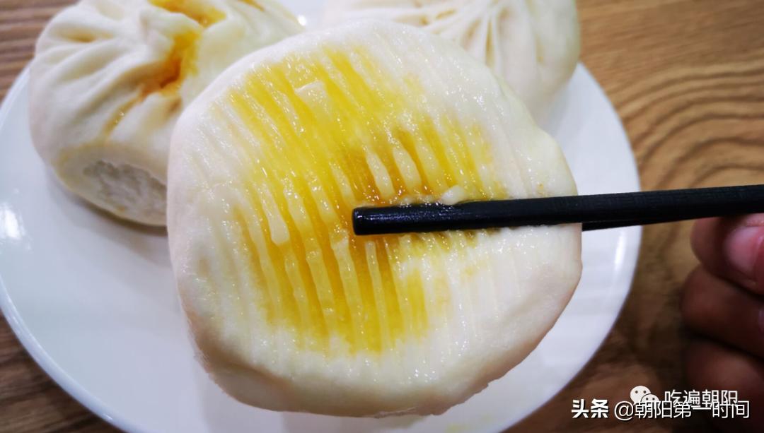 朝阳这家小店，鸡汁包子一绝，一戳一股汤！粥还随便喝？