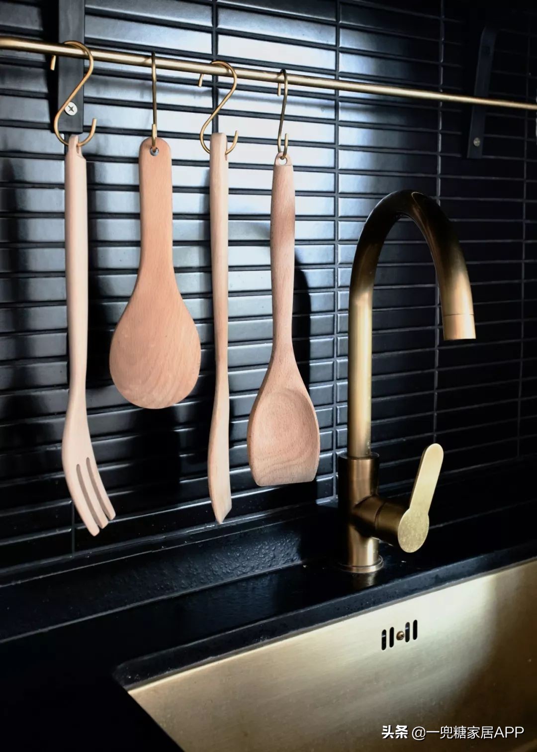 黑色直纹橱柜装修效果图,入门玄关橱柜效果图