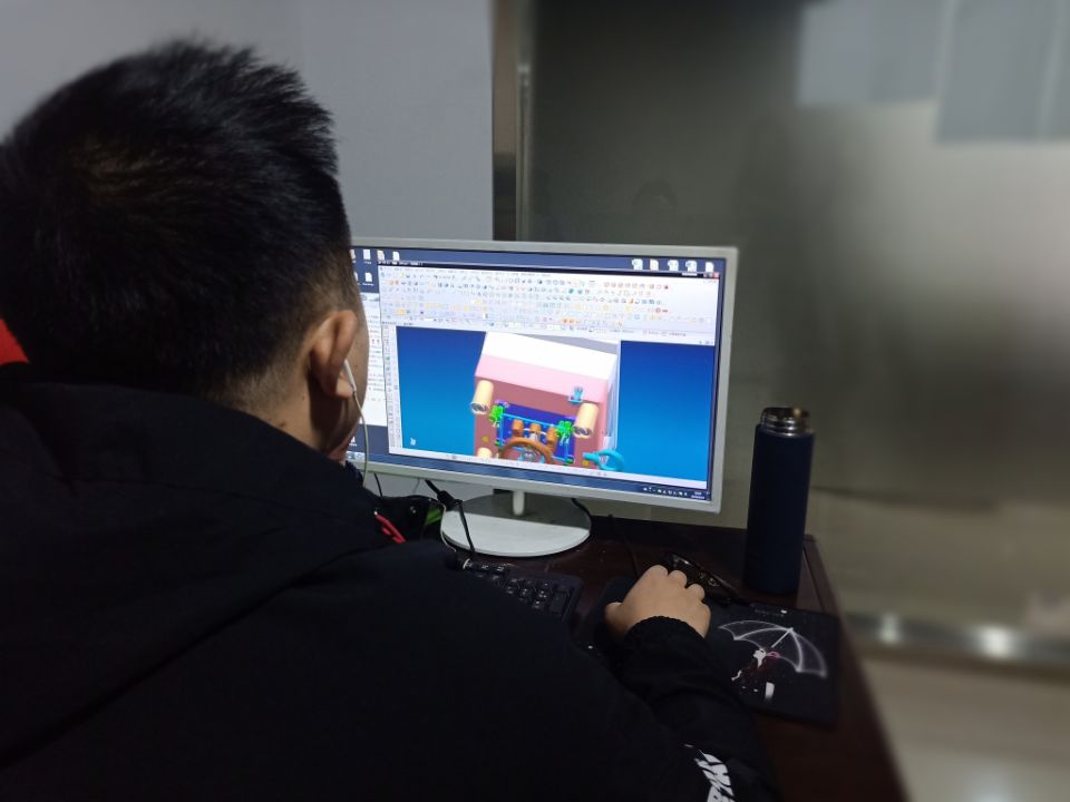 模具行业怎么做才能有前途,为什么模具师傅工资下滑