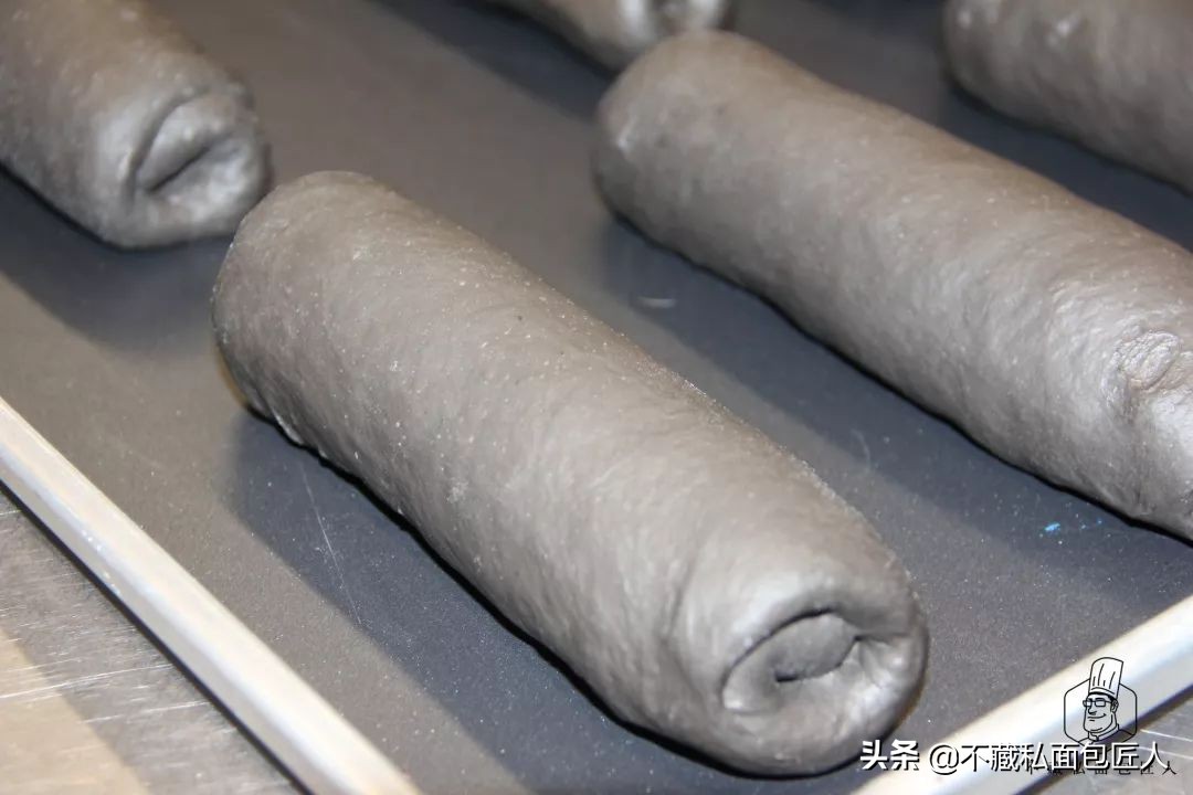 意大利墨鱼汁面包,金枪鱼墨鱼汁面包