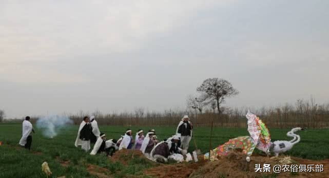 下葬三天圆坟有何讲究,北方下葬圆坟习俗