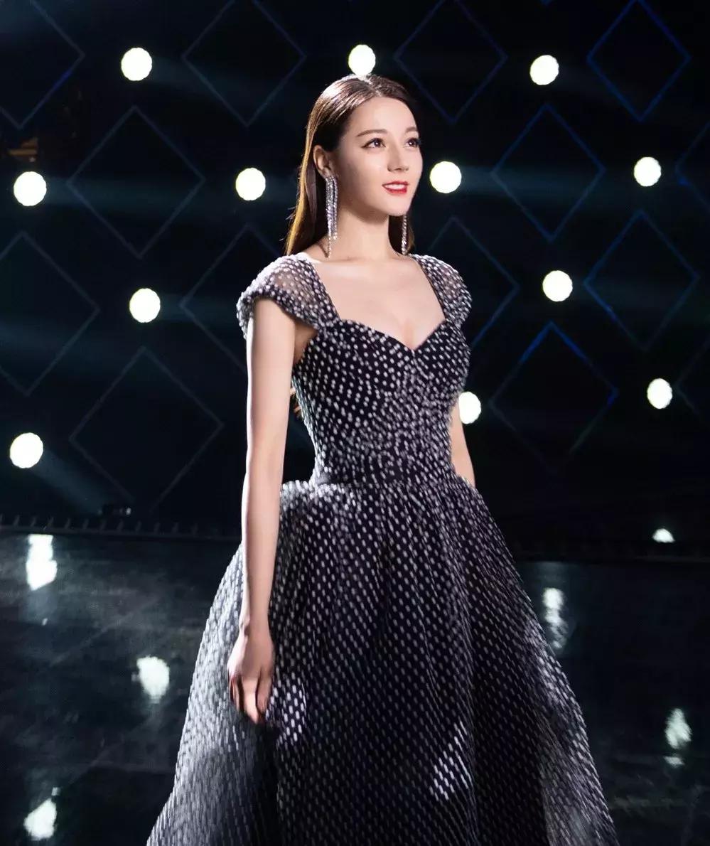 热巴当众撕衣服热舞,谁受得了