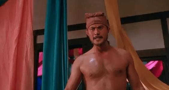 他被誉为“风月片”教父，拦截训练中的女兵，直言：我们结婚吧