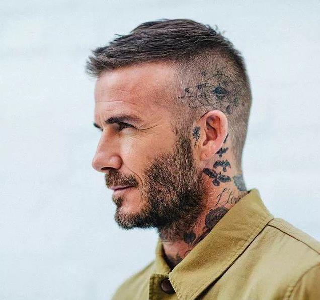 和女儿亲吻引争议，穿西装居然配拖鞋？大儿子的造型还被吐槽