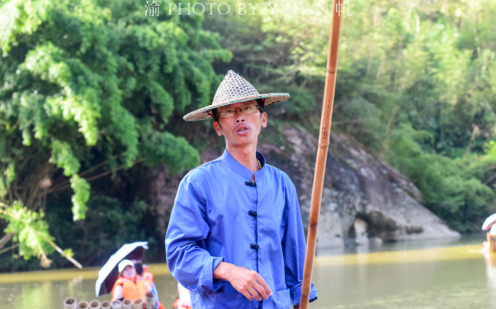 武夷山九曲溪撑筏人,武夷山九曲溪竹筏印象大红袍