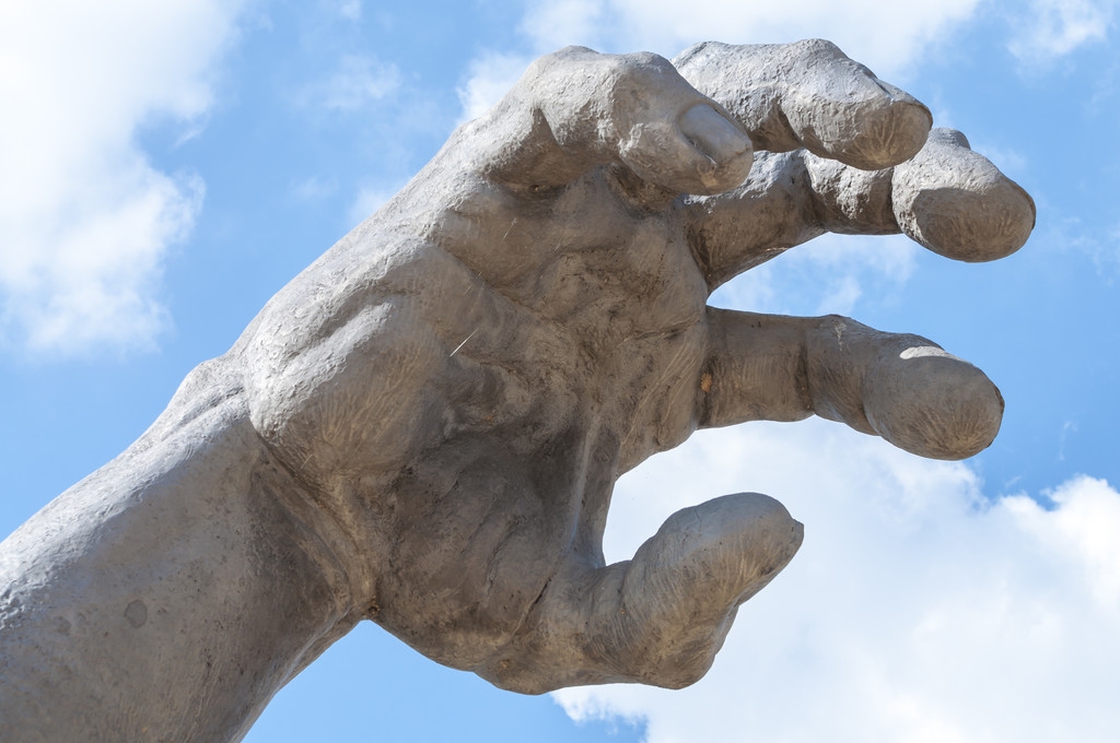 故事：地上裂开一道缝隙，王生被一只巨手拽入地下消失不见了