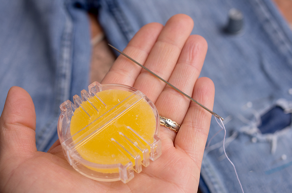 牛仔裤烧个洞如何用针线补救,牛仔裤破个洞怎么弄