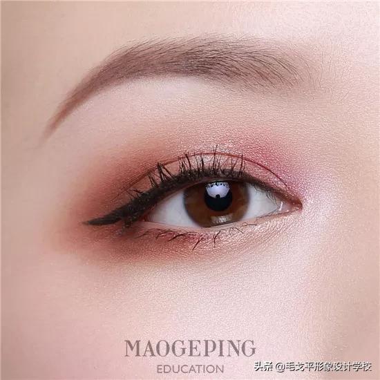 黄黑皮成熟粉感妆眼妆教程,截断式眼妆轻欧美妆简单