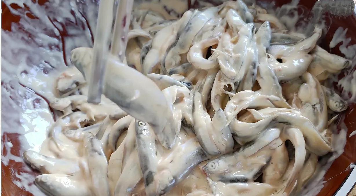 油炸小鱼时，用面粉还是淀粉？大厨教你饭店做法，凉了也不回软