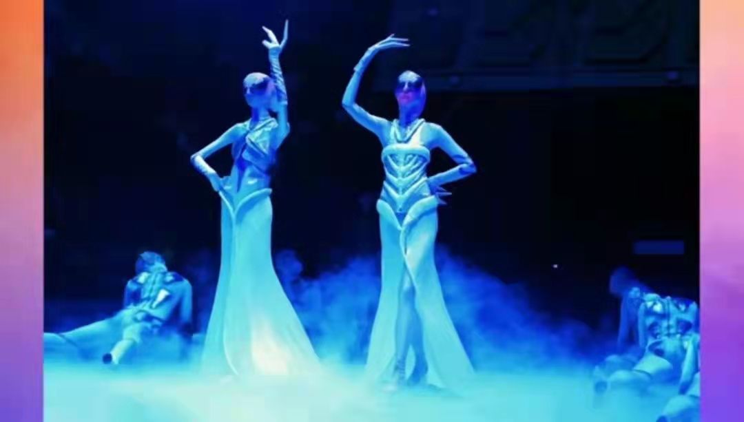 女孩得“肢体细长症”脖子18厘米长，从自卑抑郁变成自信仙女