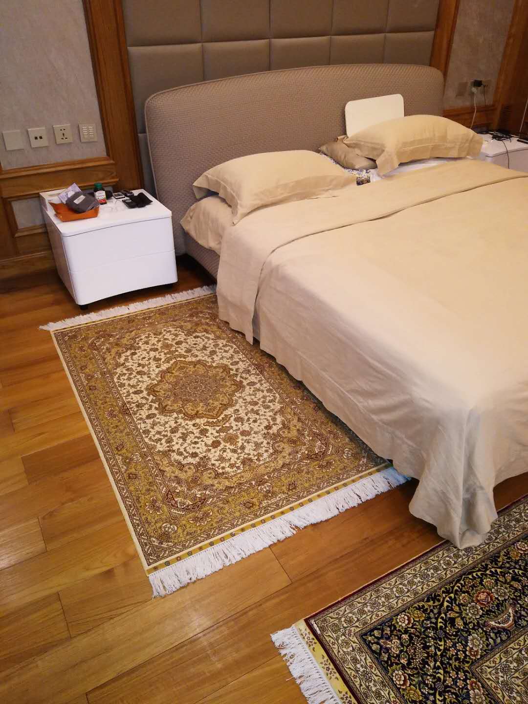 为温馨的港湾铺一张有质感的手工真丝地毯，点亮家的生活品质