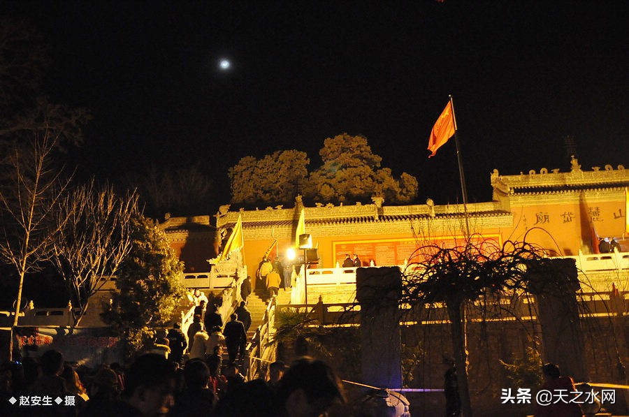 甘肃天水数万民众“上九朝观”祈福纳祥争烧头柱香!(组图)