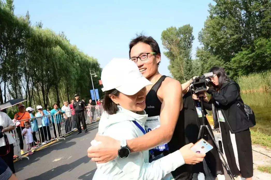 他是中国最能跑的小编，全马PB2小时36分