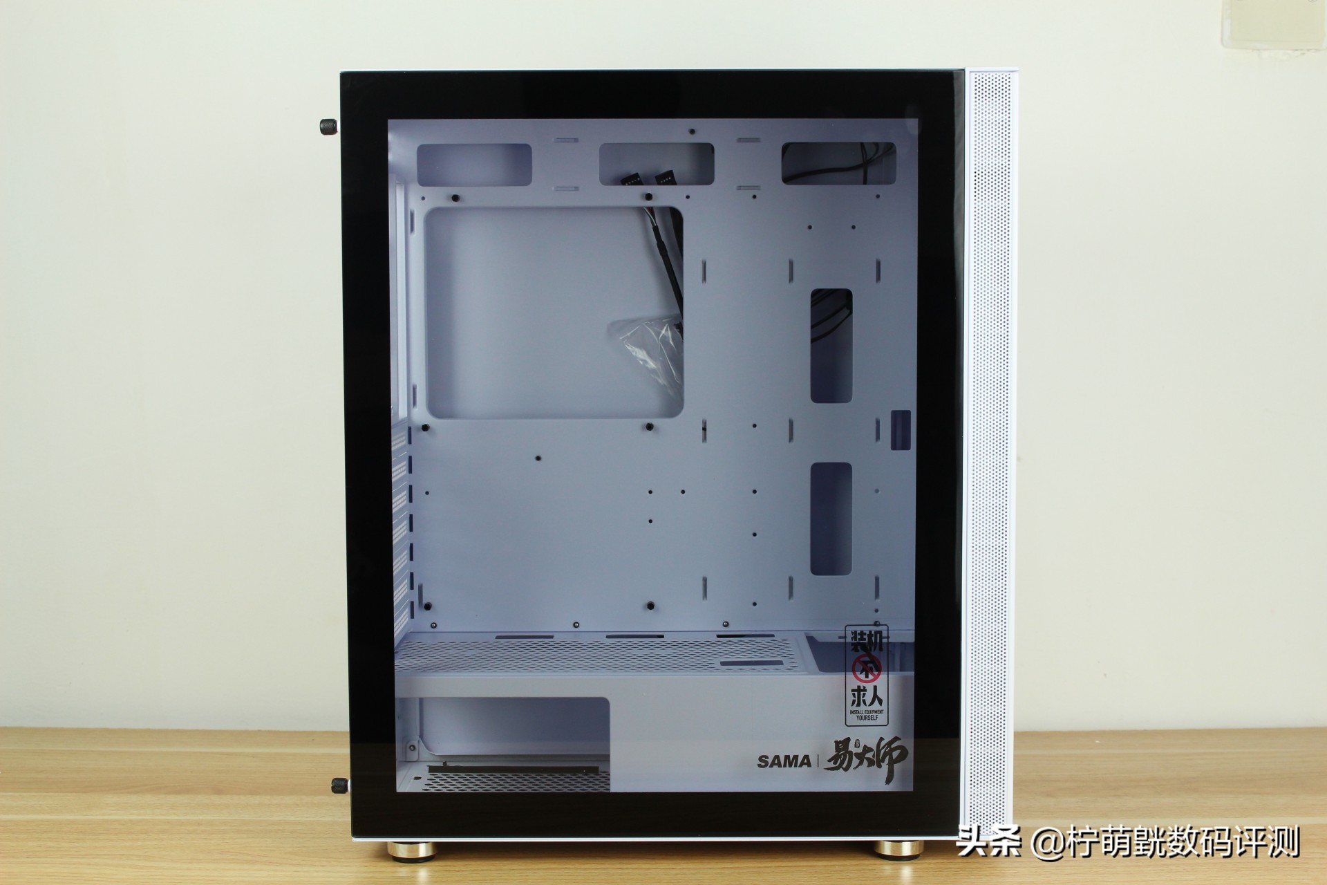 神光侧透不单调，畅快装机不求人易大师神光白色版上机体验