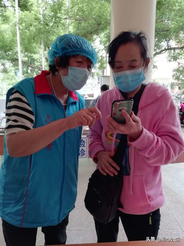 医院志愿者服务队,医院志愿者坚持上岗