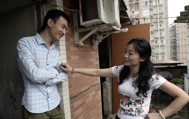 23岁小伙不顾反对娶46岁大妈,重庆小伙迎娶46岁大姐